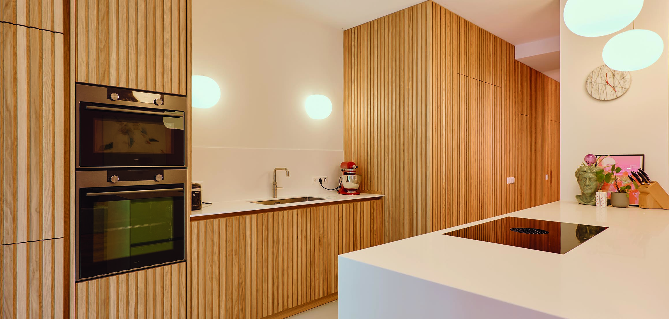Keuken met eiken kasten en kookeiland aan de Boezemsingel in Rotterdam