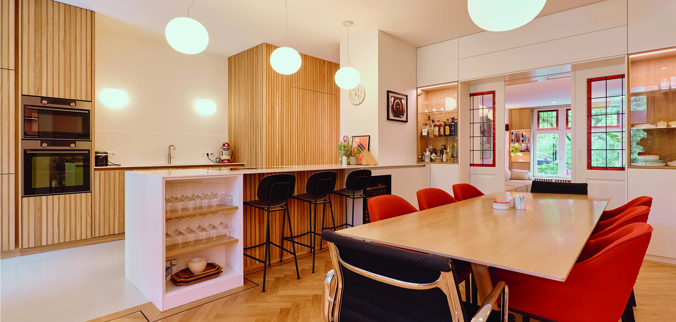 Keuken met bar en eettafel aan de Boezemsingel in Rotterdam