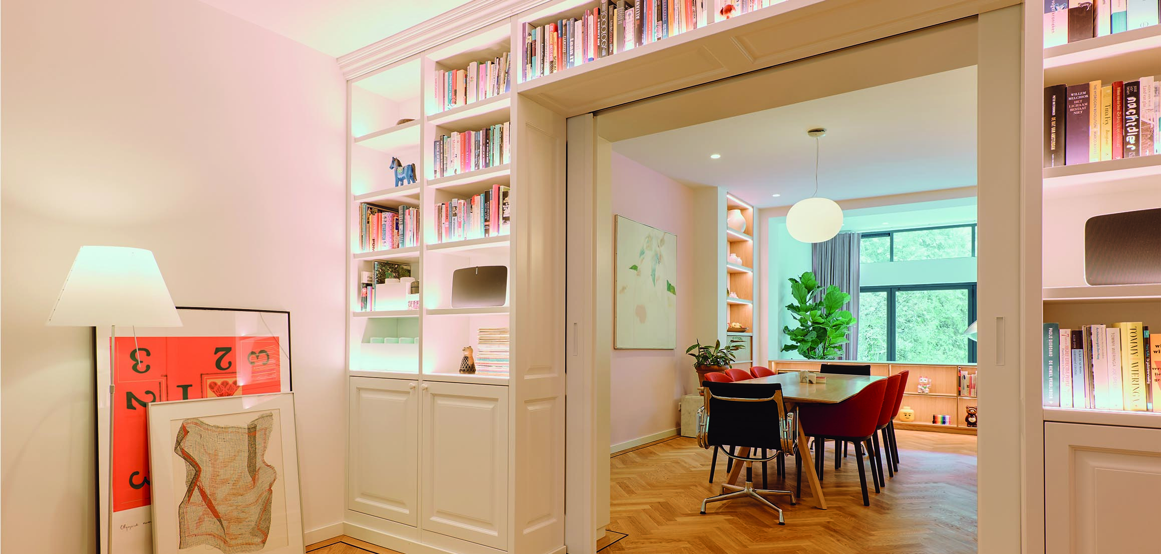 Boekenkast rond de doorgang naar de eetkamer aan de Boezemsingel in Rotterdam