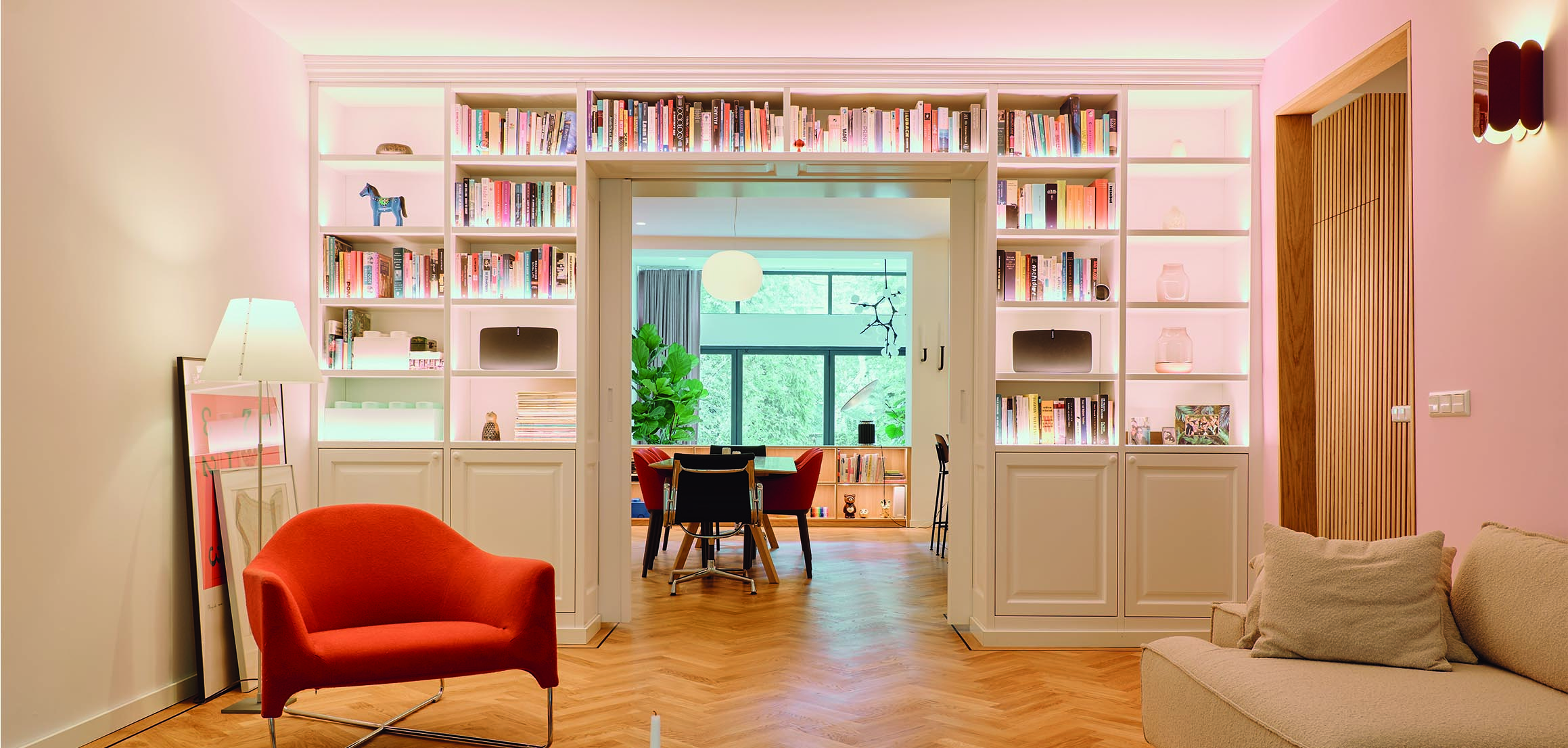 Woonkamer met ingebouwde boekenkast aan de Boezemsingel in Rotterdam