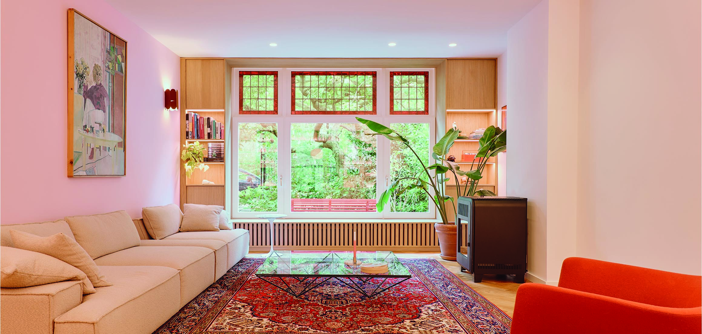 Woonkamer met rode fauteuils en perzisch tapijt aan de Boezemsingel in Rotterdam