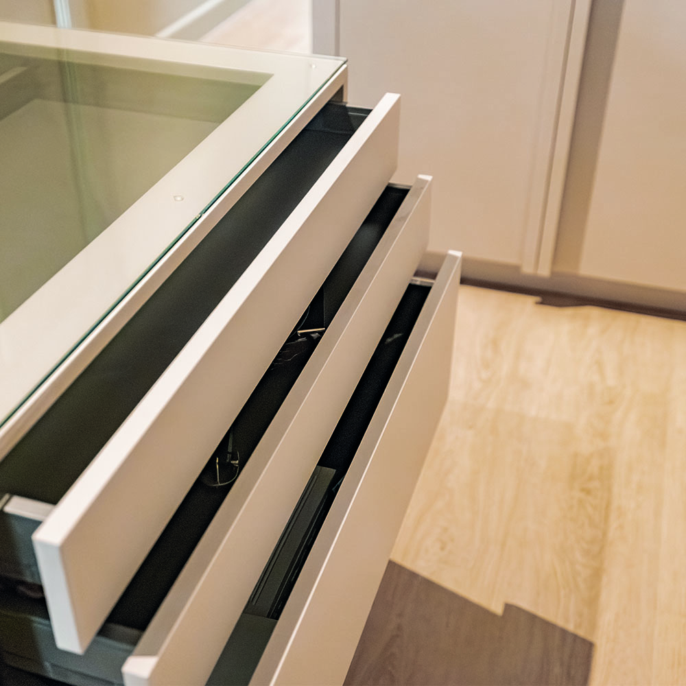 Open lades van maatwerk kast in Heenvliet