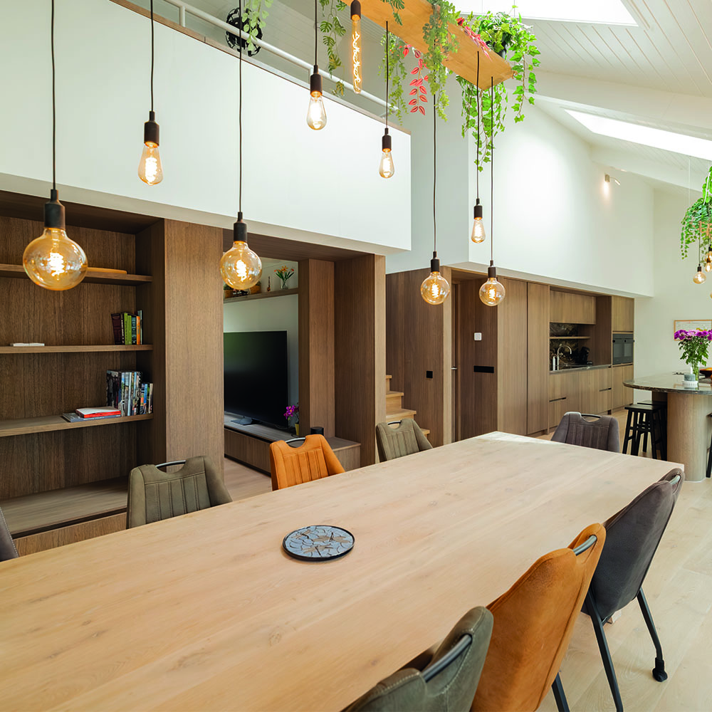 Lange eettafel met hanglampen en eiken maatwerk in Oud-Beijerland