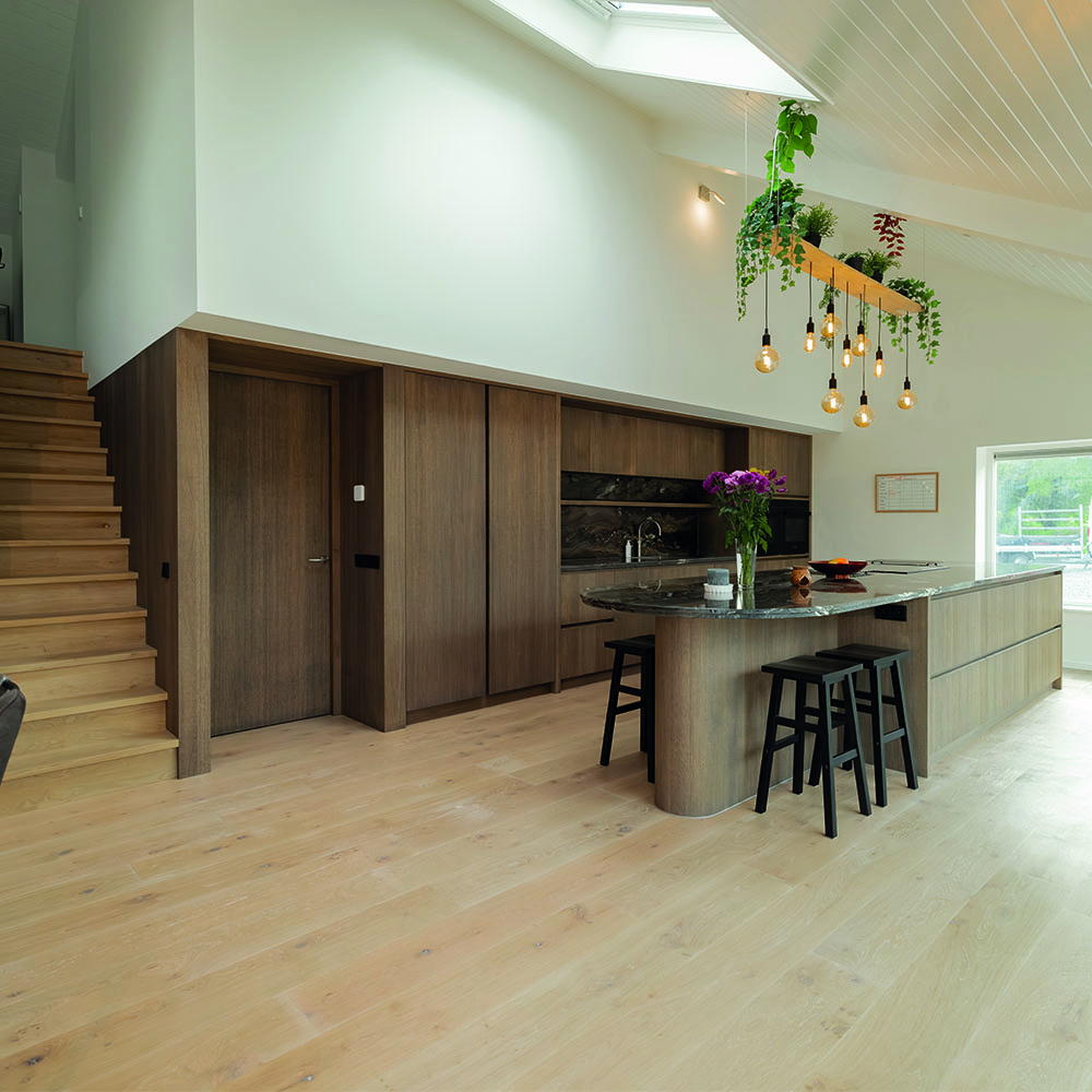 Eiken keuken met eiland en trap in Oud-Beijerland