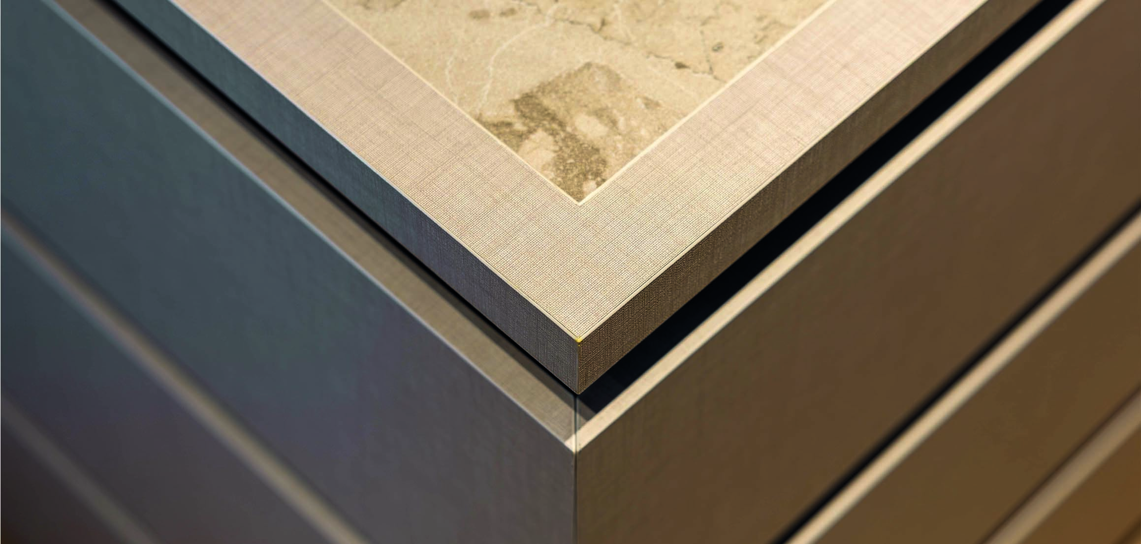 Detail van natuursteen en donker hout in Warmond