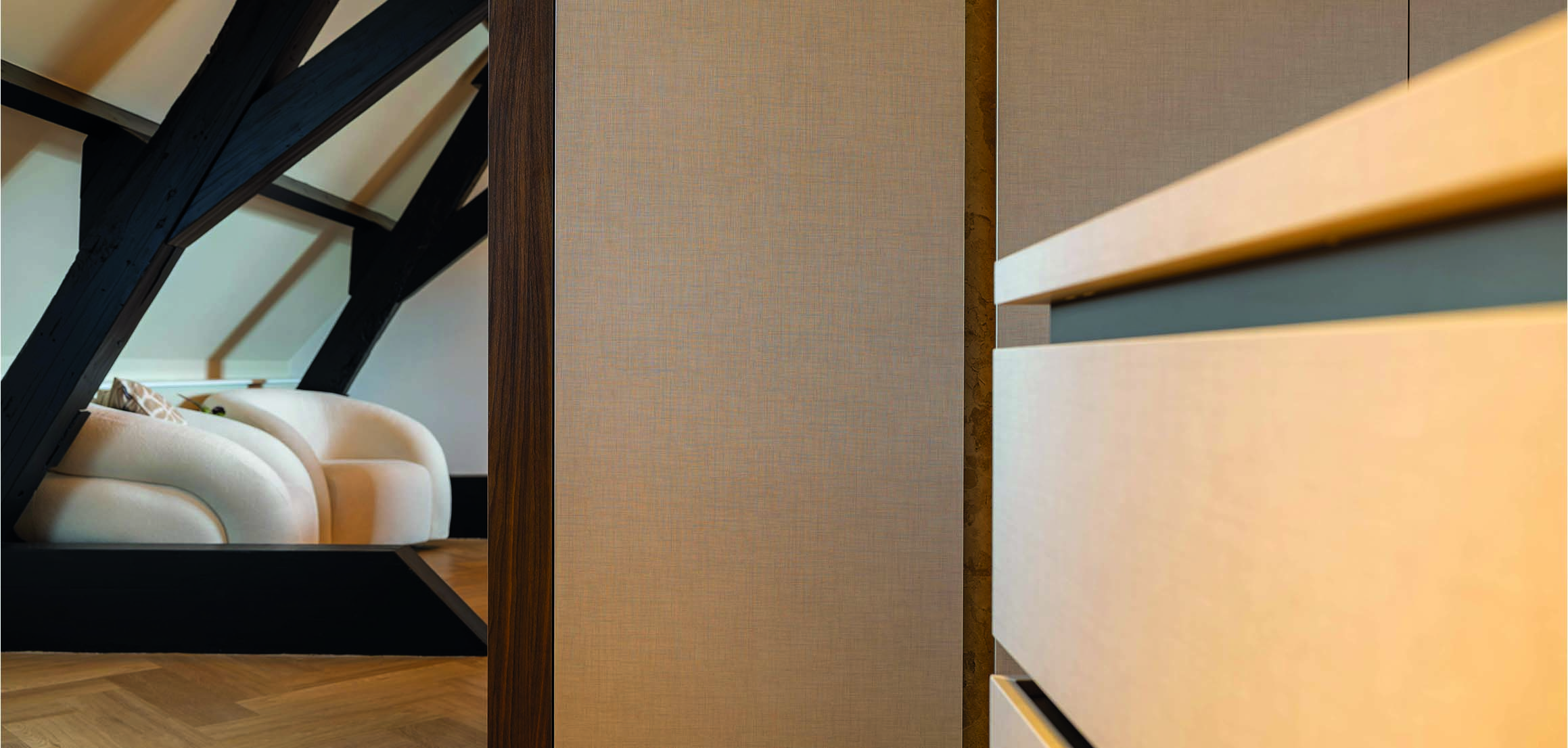 Detail van spanten en maatwerk wand in Warmond