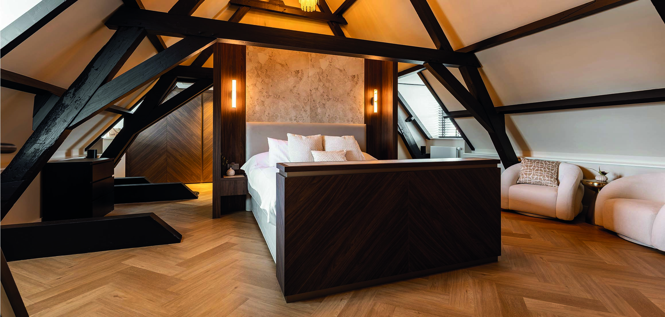 Slaapkamer met houten bedombouw op zolder in Warmond