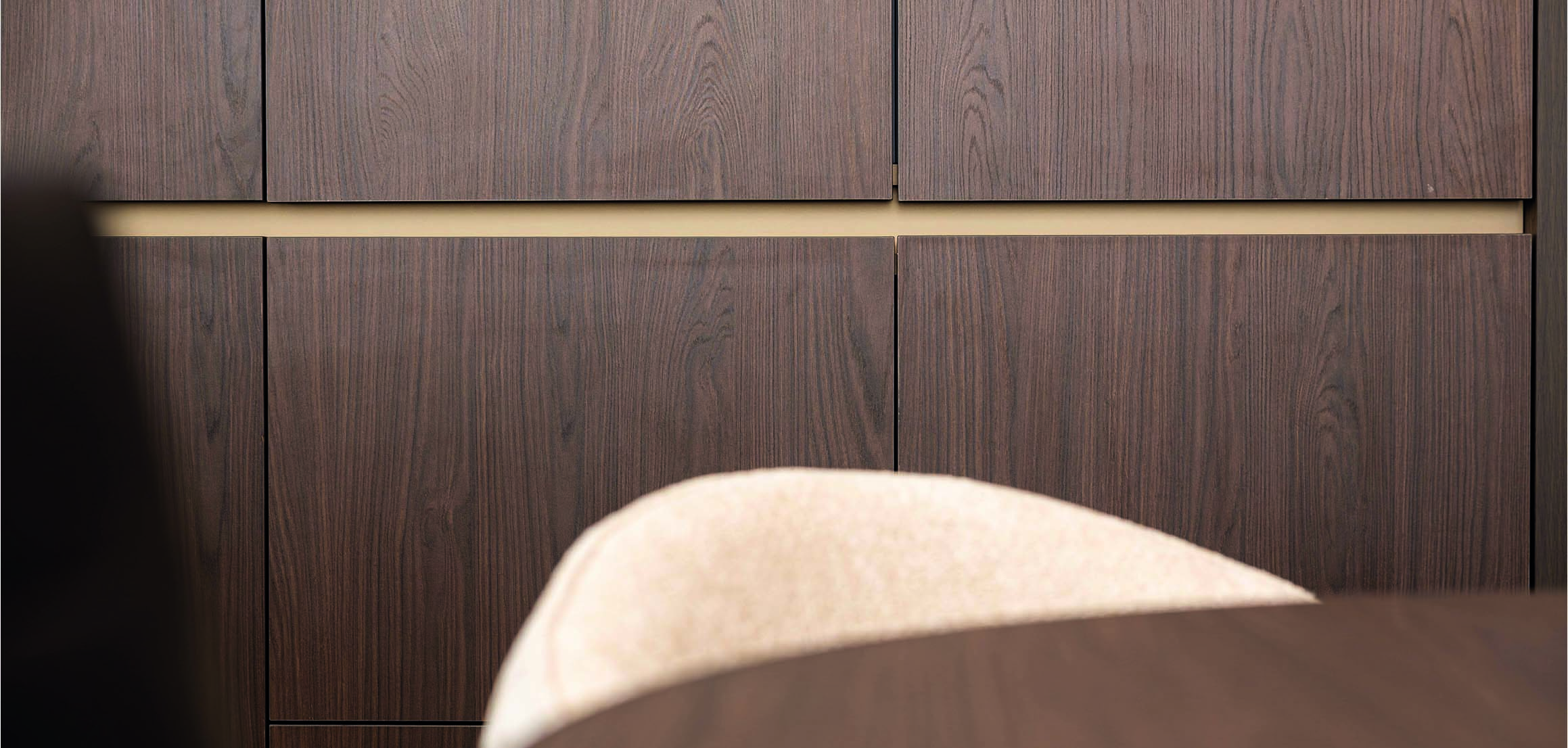 Donkere houten wand met lijstwerk in Warmond