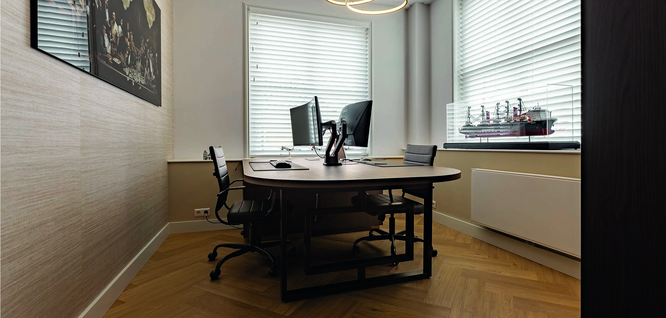 Kantoor met maatwerk bureau in Warmond