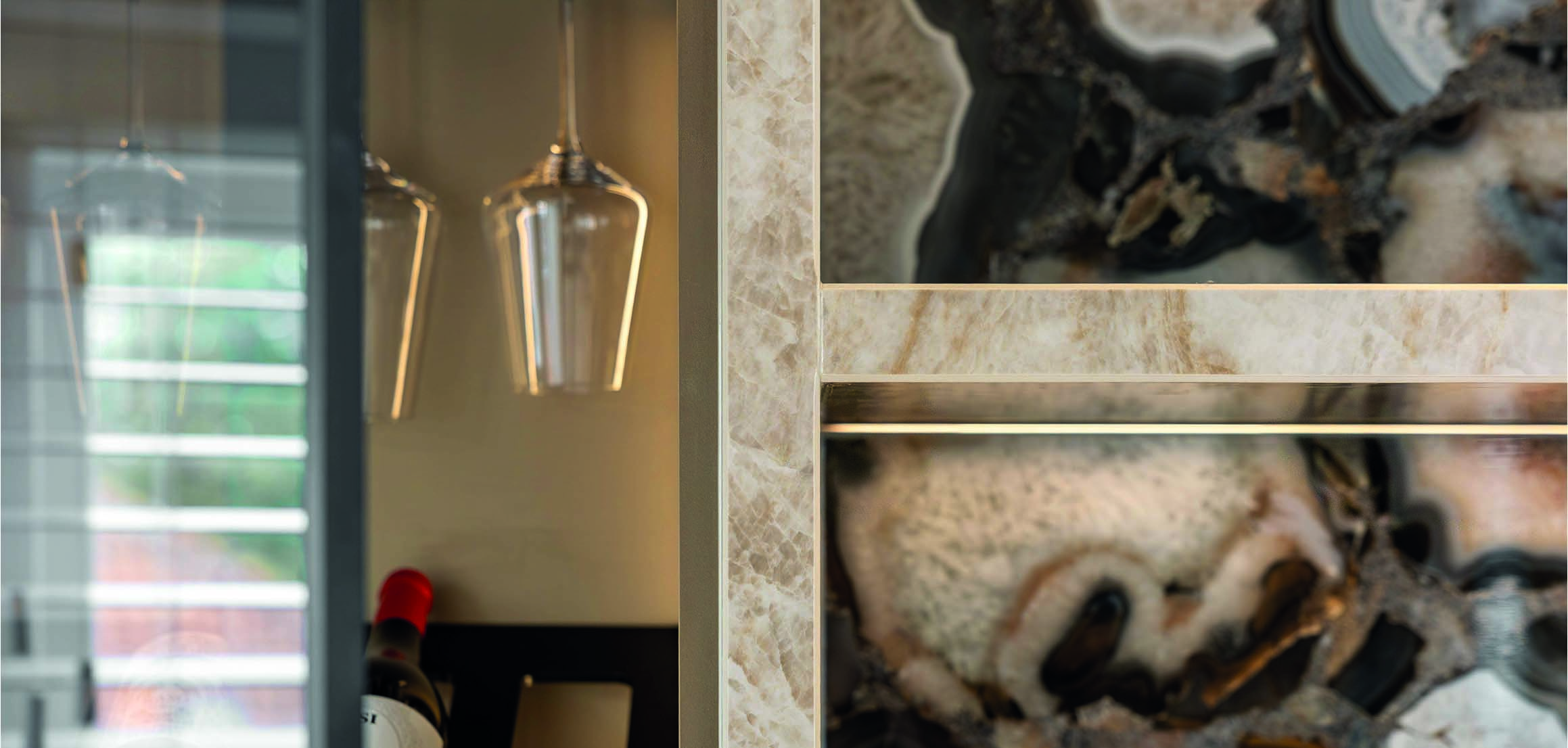 Wandkast met agaat decoratie in Warmond