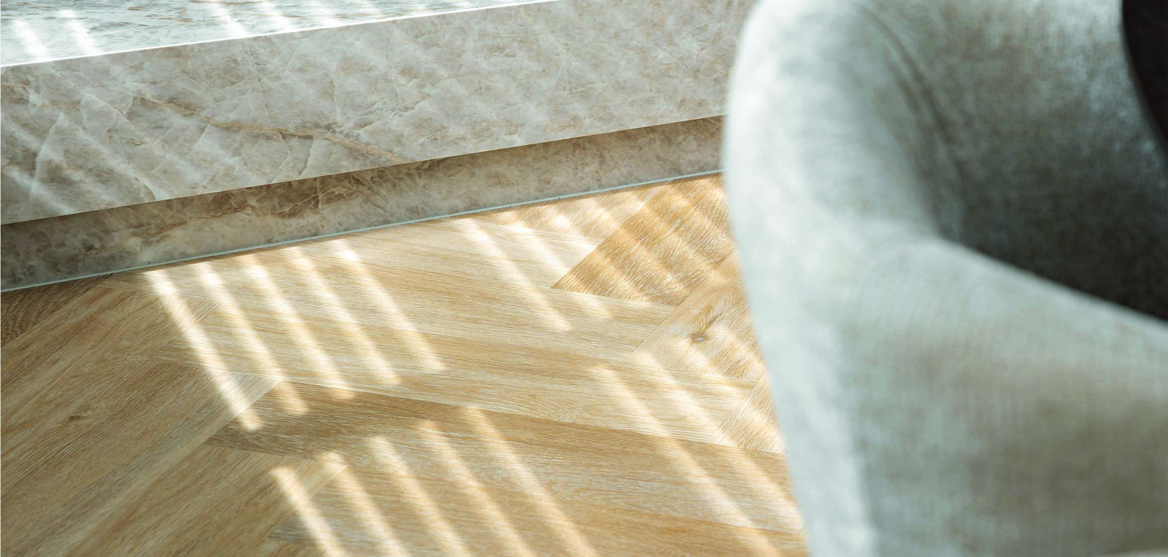 Detail van visgraatvloer en fauteuil in Warmond